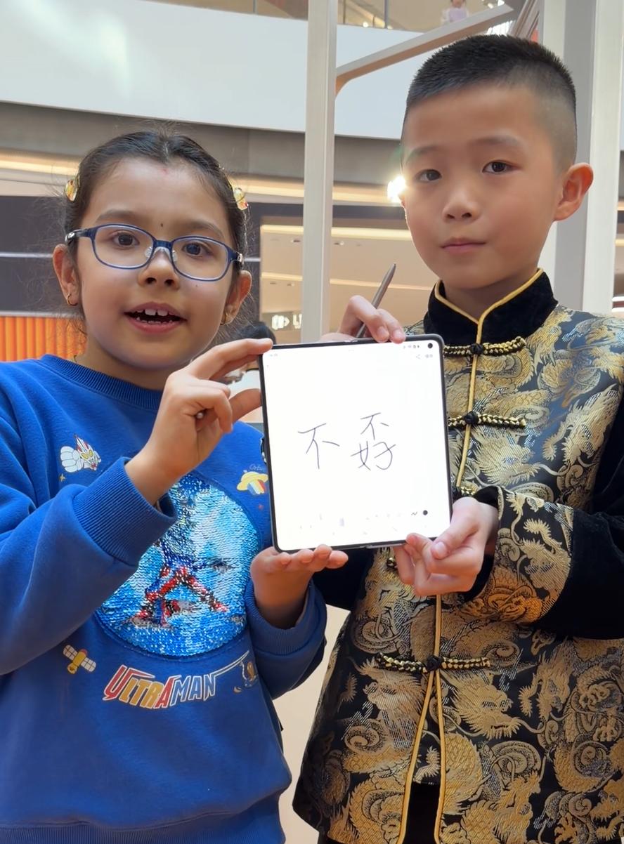 哇~这外国小萝莉中文写的可以啊 哈哈哈，就是不知道她知不知道不孬是啥意...