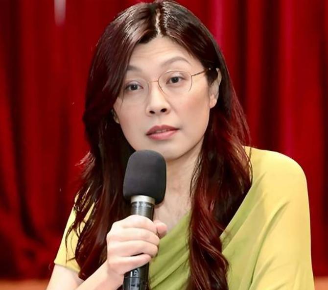 蓝营铁票区变天了！
郑丽文靠卖莲雾逆袭了！


郑丽文这步走对了
不去做无谓的争