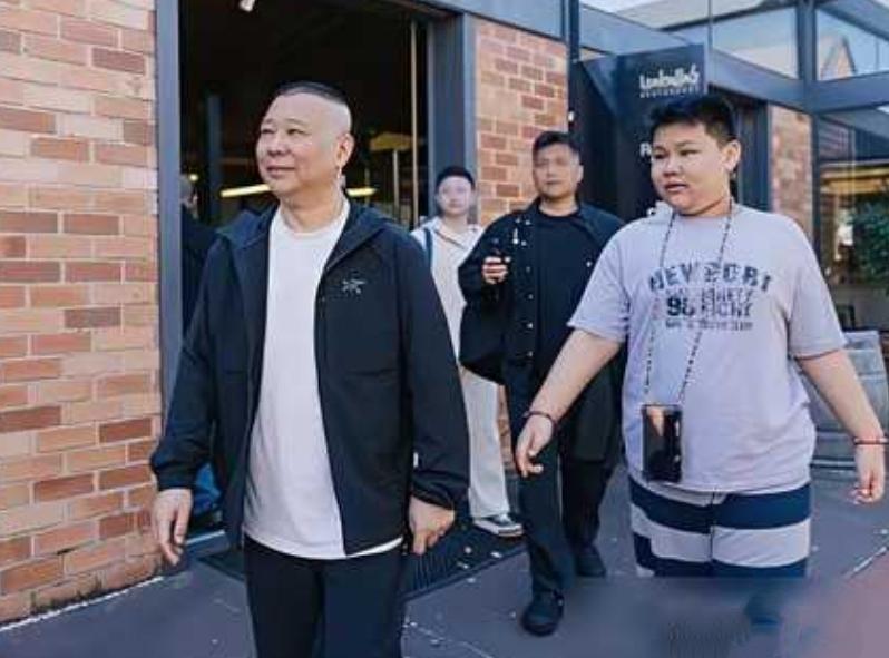 郭德纲与妻儿在澳大利亚墨尔本巡演期间在自己的私人庄园内合照：

镜头中11岁的郭