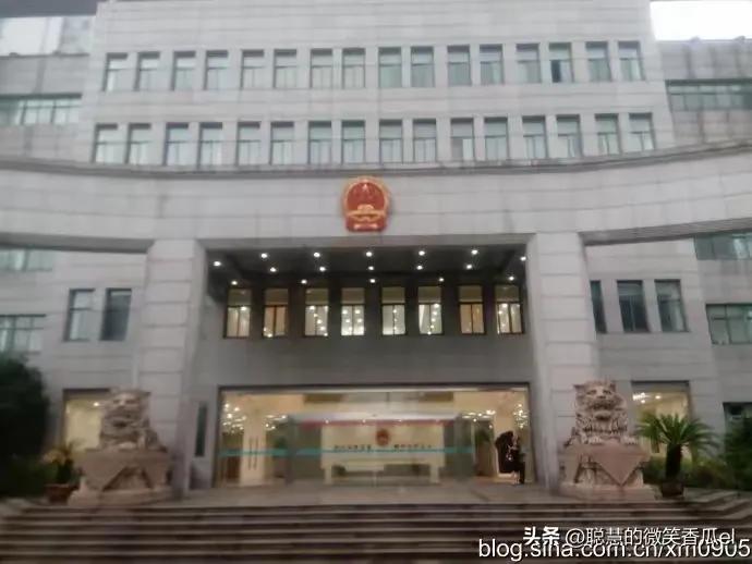 公检法大楼庄严肃穆，它是代表人民的国家权力机关，每次路过这些部门我都肃然起敬，充