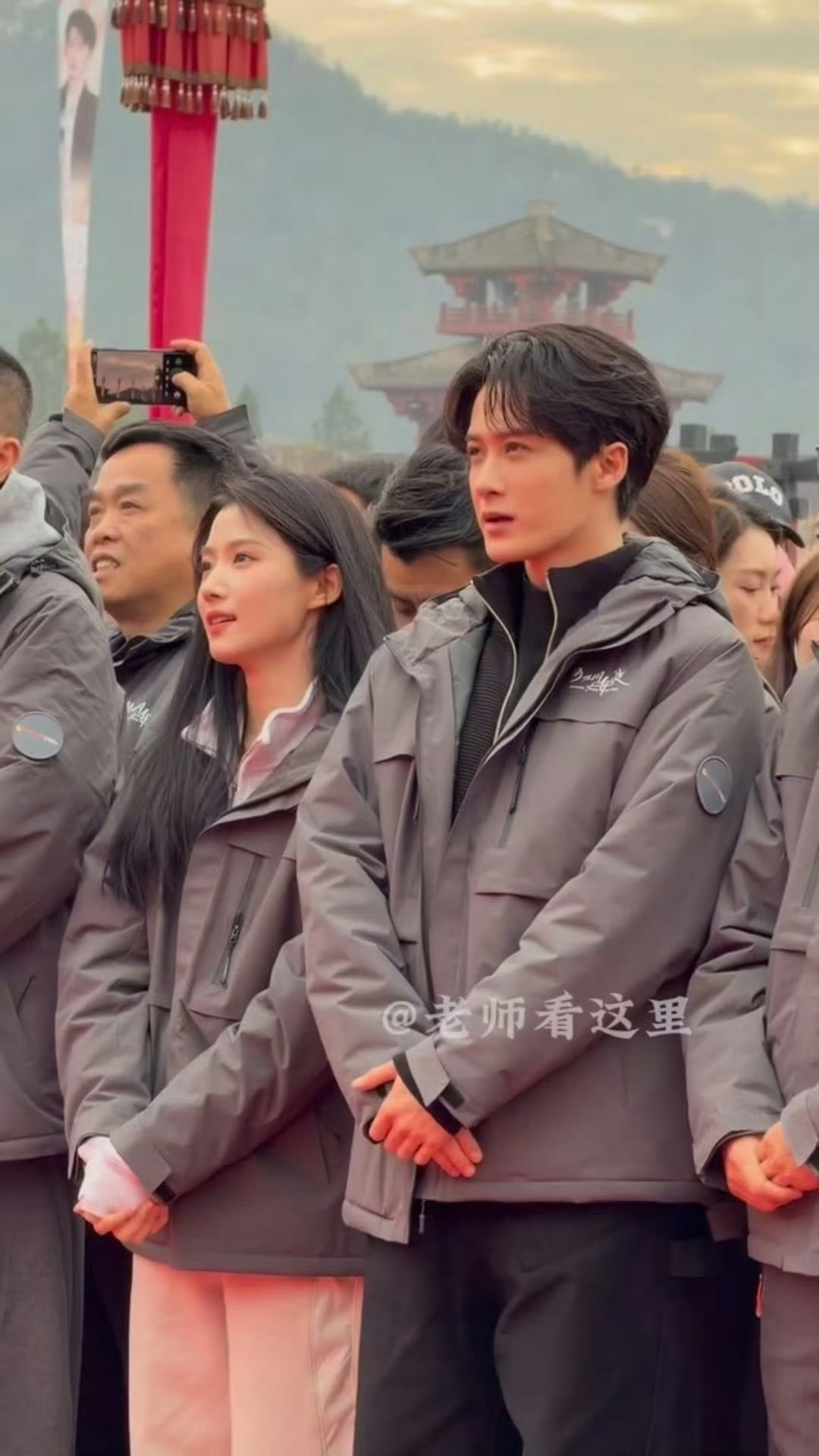 檀健次卢昱晓新剧开机照檀健次卢昱晓新剧《何不同舟渡》开机，开机现场红红火火檀健次