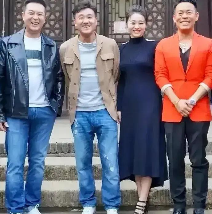 中间的二位是何冰和李小冉，左边的是谁？右边的是谁？ 