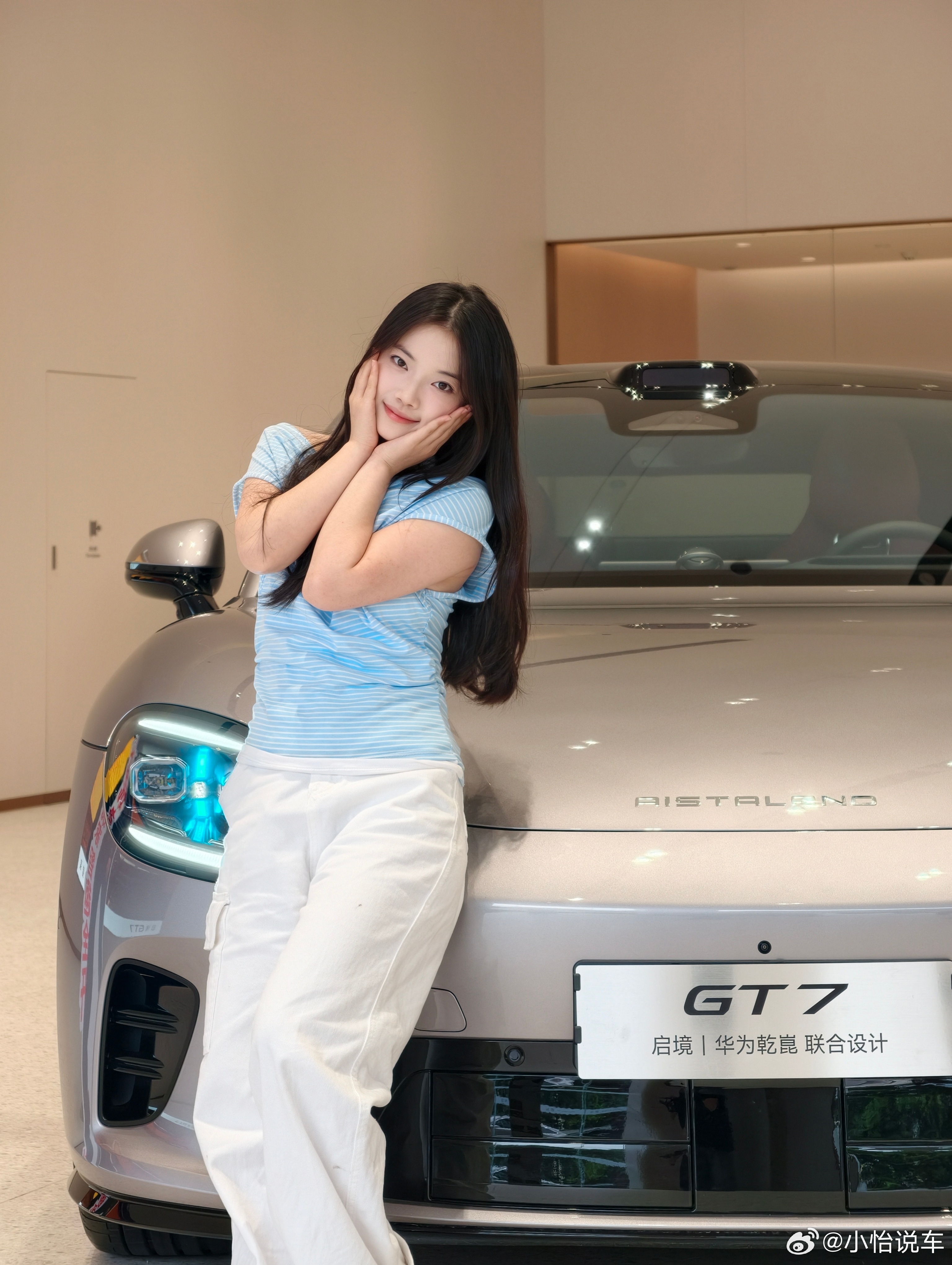 作为探店小助理，当然要完整体验了启境GT7～咱先是坐副驾试乘，小哥路上还打开座椅