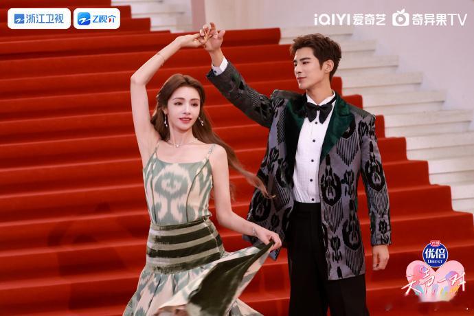 无论是音乐舞台上的合唱，还是生活中的小小温暖，节目通过每一对夫妻的互动，让我们看