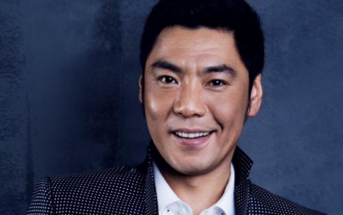 1989年，22岁的歌手屠洪刚在美国演出时，遇到了年仅19岁的中美混血美女黛西，