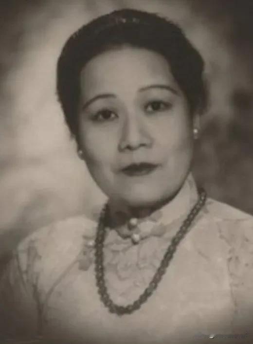 1914年孔宋大婚闹洞房，众人肆意轻薄，宋霭龄拔枪顶头：谁再放肆试试
 
191