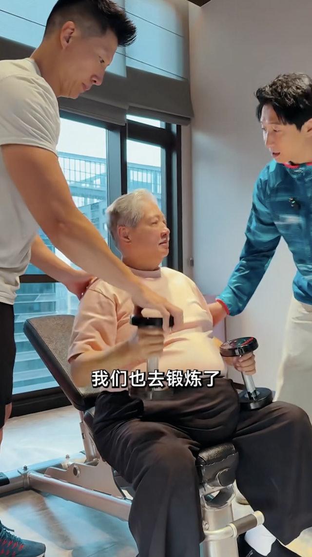 年过七旬的香港影坛大哥洪金宝近日通过健身教练晒出的视频，展现出惊人活力。视频中他