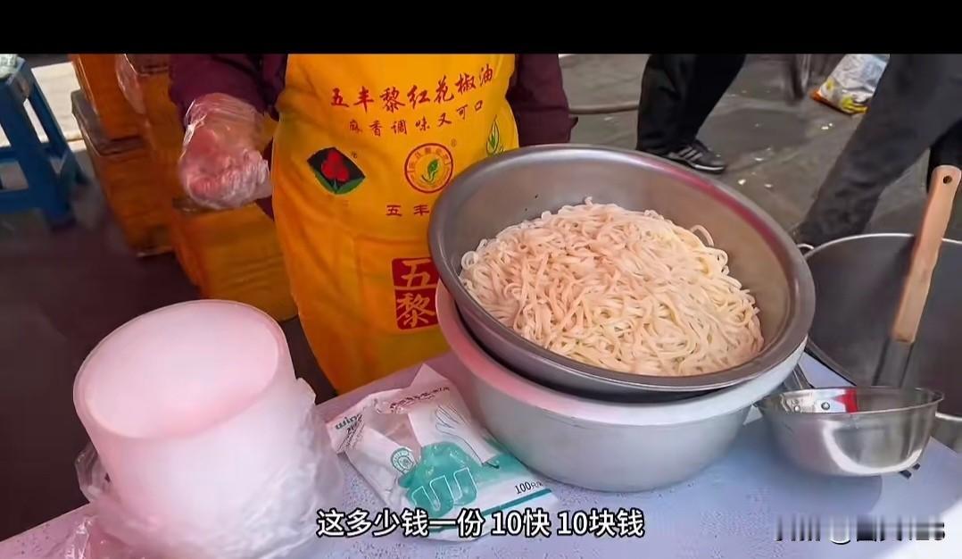 10 元钱吃到撑， 东北街头10元打卤面自助，想吃几碗就行，小伙儿连着吃了两大碗