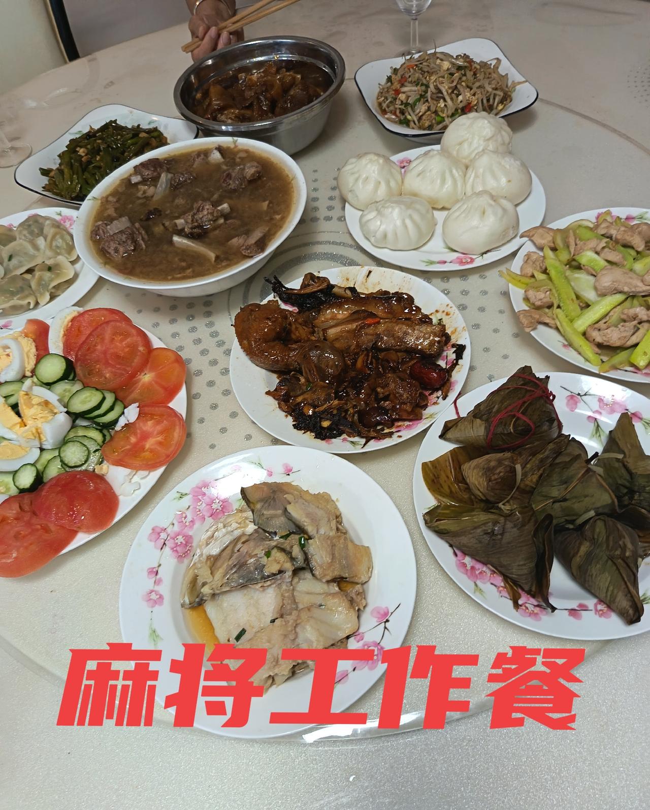 逢年过节，家人们聚在一起就是吃吃喝喝，玩玩。

下午2点半，在“船说渔村”端午聚