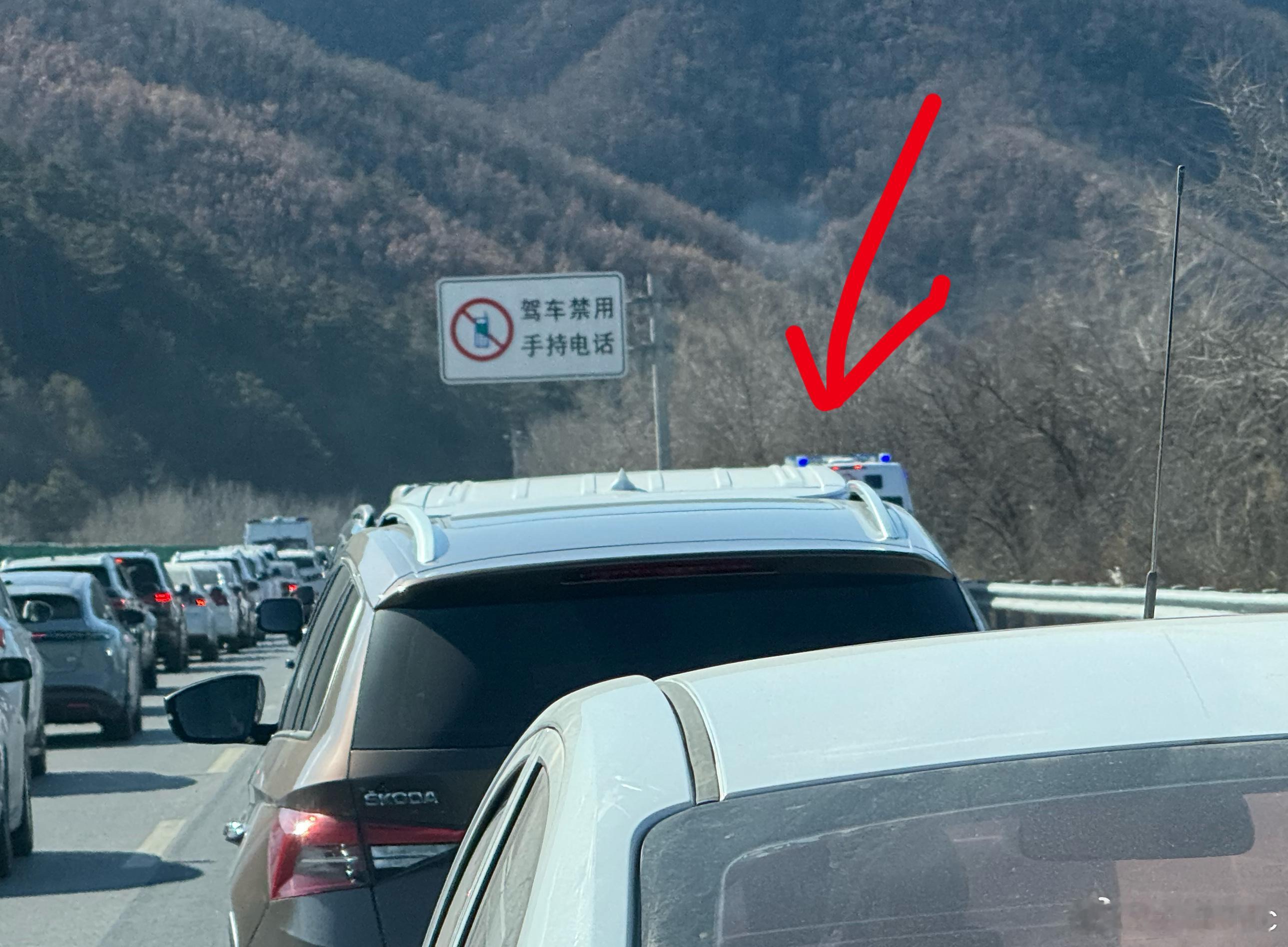 今天开车回北京，真的要气哭了，一堵车就老多车走应急道走了，给救护车都堵住了…这些