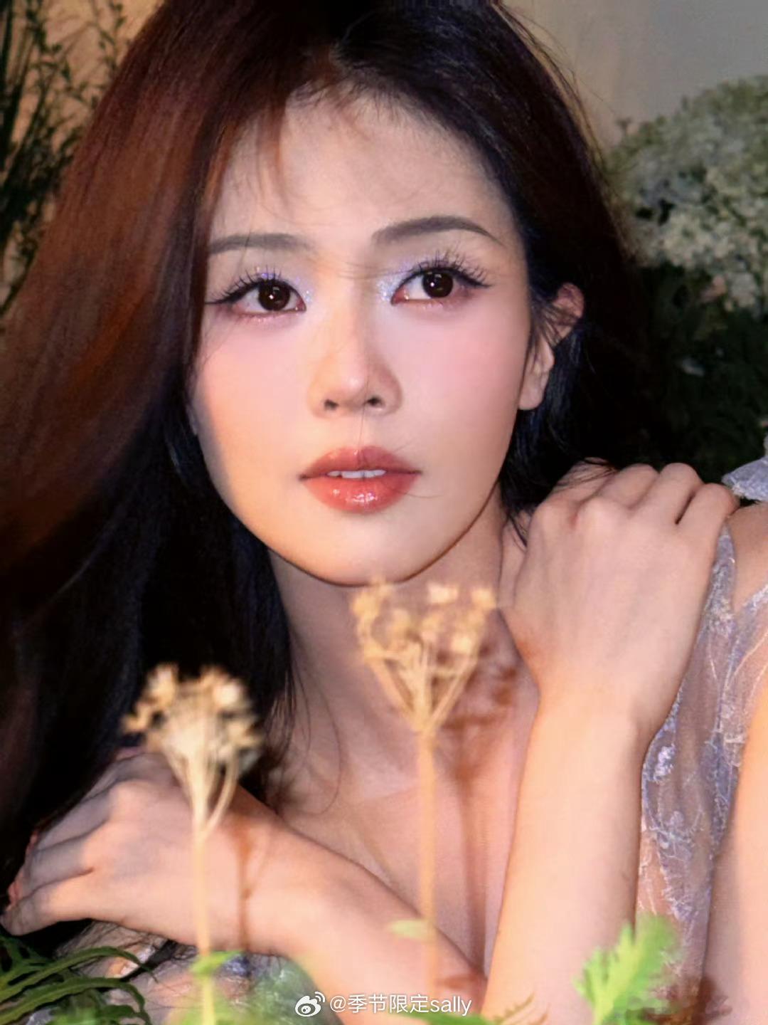 白鹿杂志怼脸花絮照[点赞]白鹿演戏是自我拆解的方式 ​​​