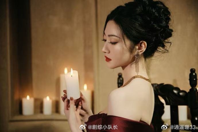 景甜肩颈线条 景甜的肩膀和锁骨线条真的很漂亮，穿露肩礼服时尤其能展现优势。这种自