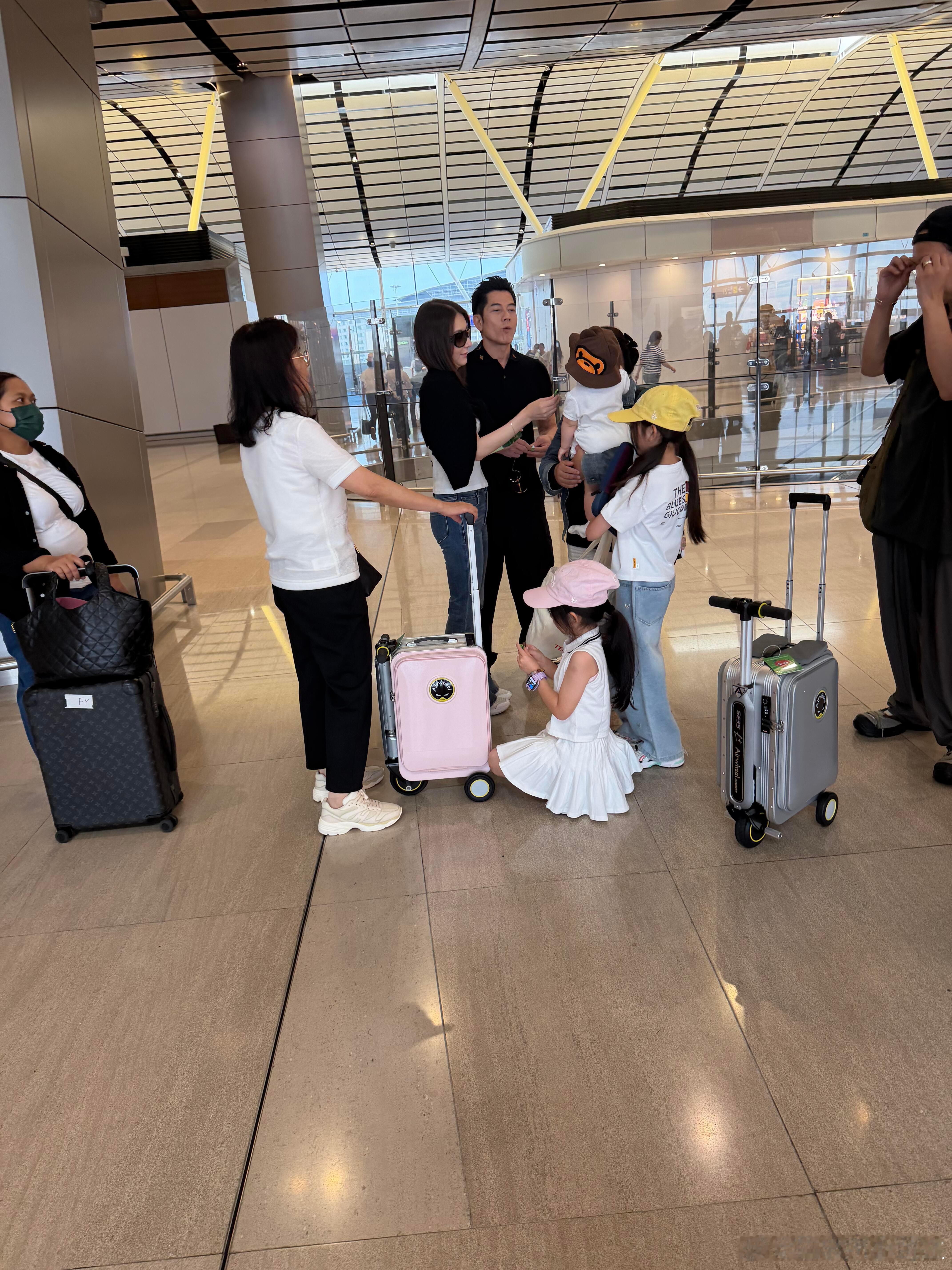 郭富城方媛一家五口出行机场偶遇郭富城方媛一家五口 郭富城方媛一家五口出行，三胎小