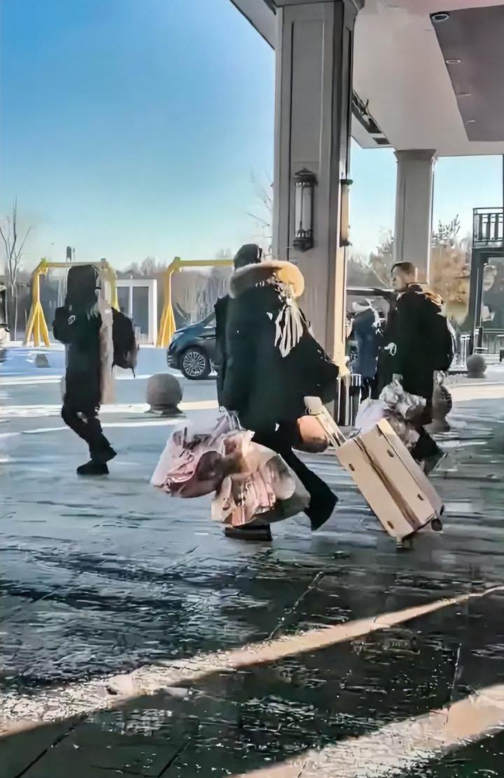 带40桶泡面去旅游，俩女生开始“整治”旅游餐饮业了。
俩人一出火车站，把哈尔滨司