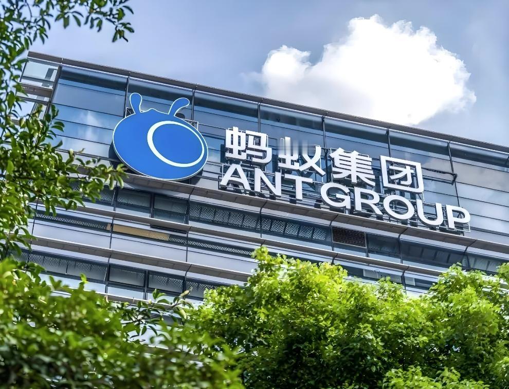 蚂蚁集团旗下AI健康助手AQ近日更新，正式启用中文名称“蚂蚁阿福”，并上线“健康