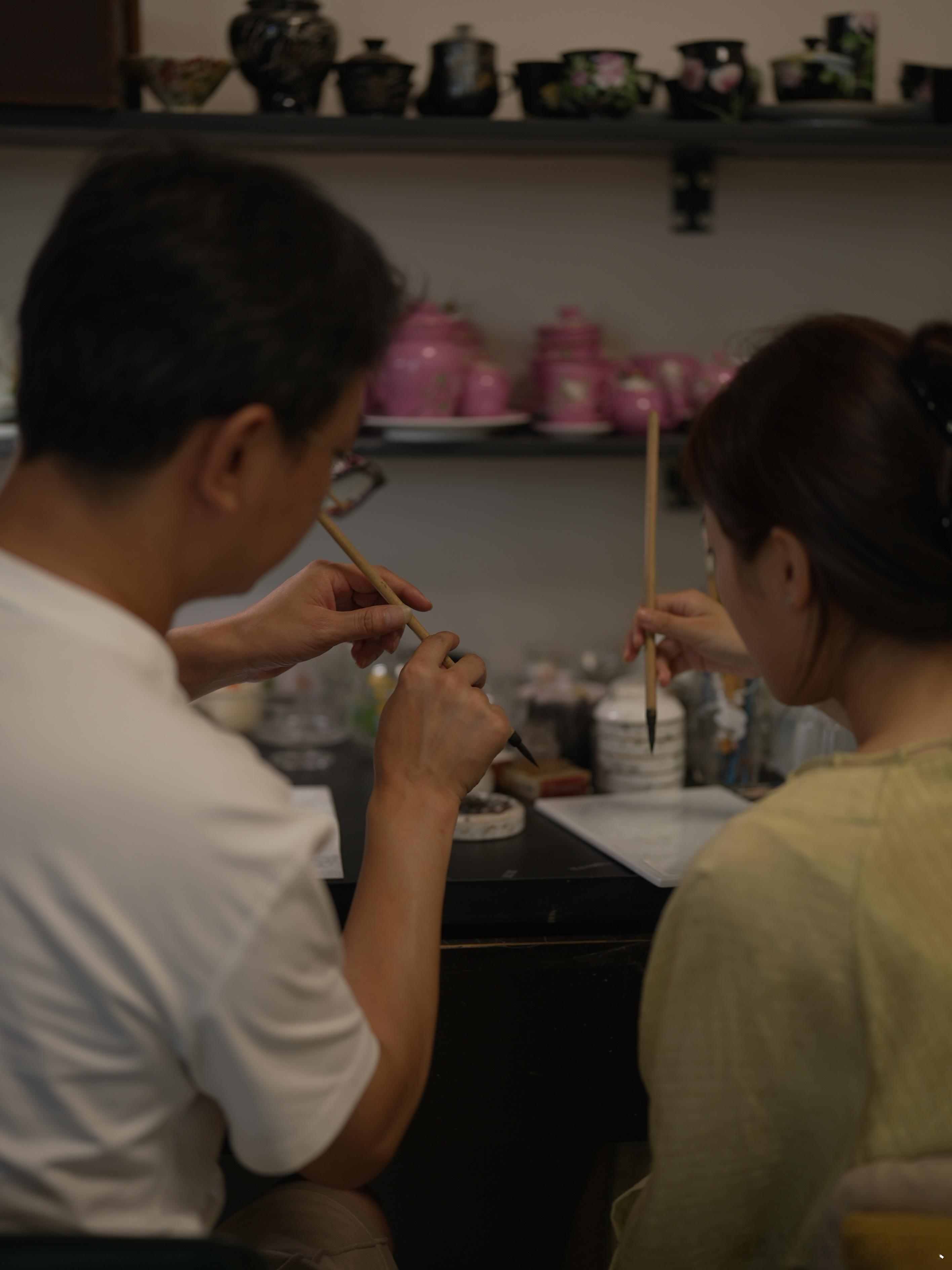 我曾经发帖说，我们工作室的师傅们都是十多岁学艺，景德镇的模式都是师傅带徒弟，世世