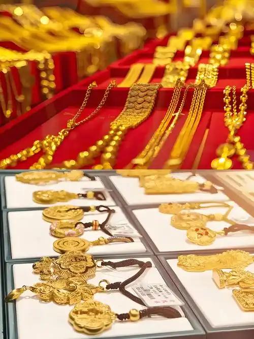 8月底买金的人，现在每克亏了一百多。
 
9月16日周生生、周大福、老凤祥足金饰