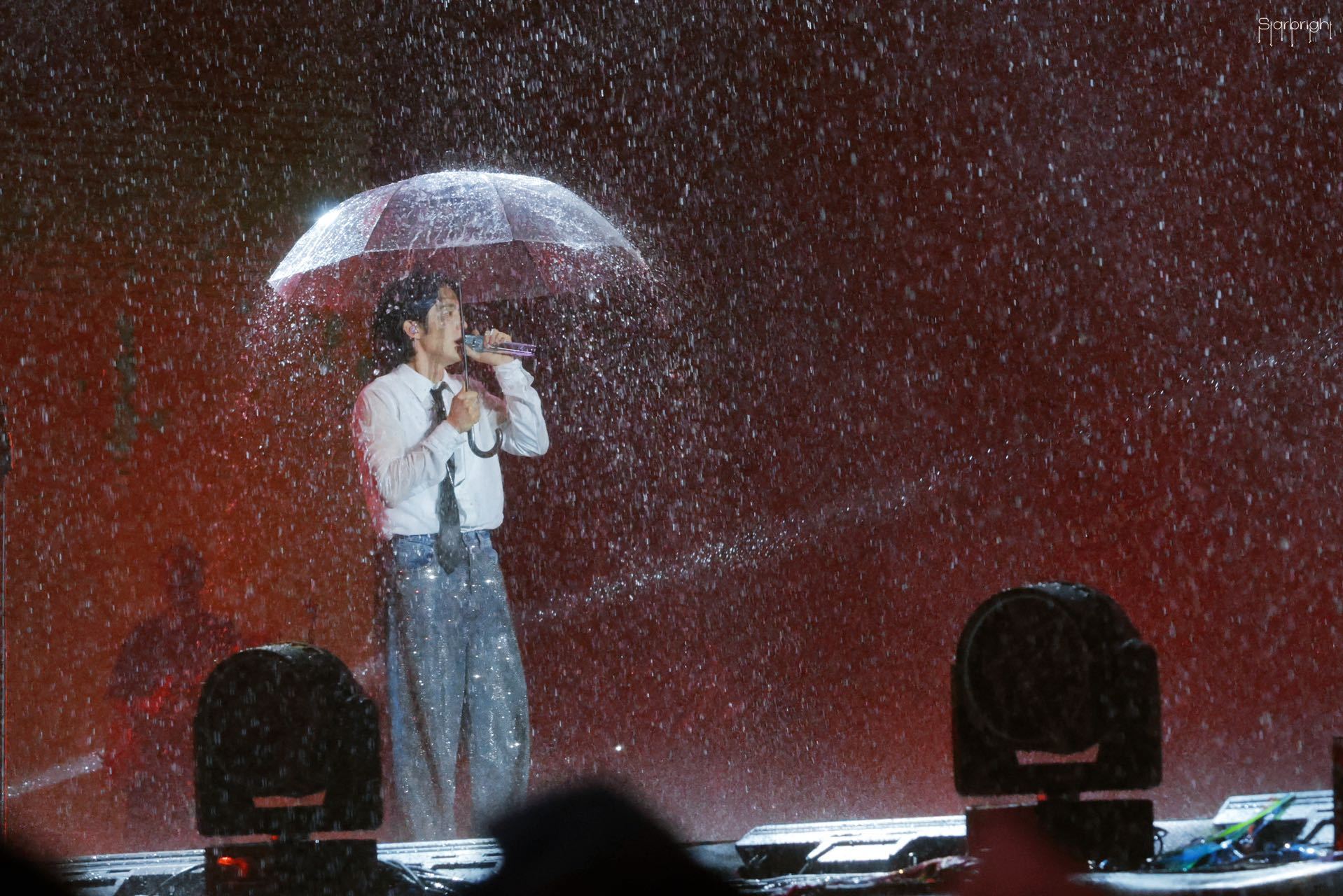 张新成大雨湿身唱红豆 张新成绝对是浪漫疯子TOP1！唱《红豆》全程稳如CD，湿身