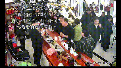 安徽2岁女童被打10分钟致骨折，打人者家属围吧台想平事？监控全拍清别想躲。

这