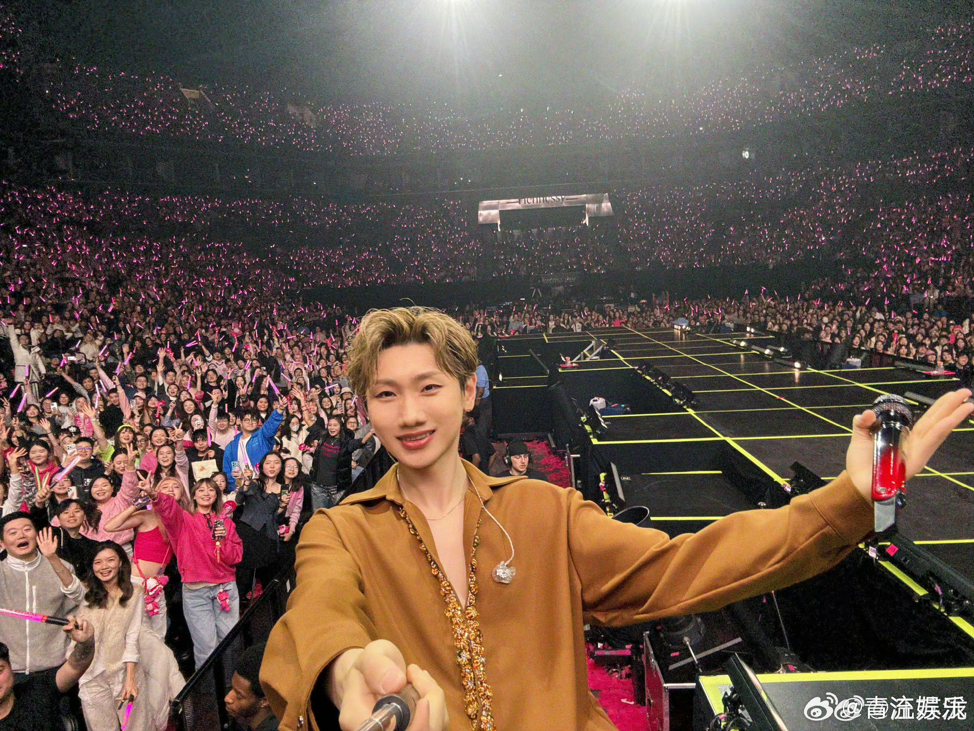 汪苏泷纽约上座率 汪苏泷世巡纽约站的现场太震撼了！放眼望去全是满满的红色应援海，