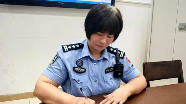 “失去了儿子，却得到了一个孝顺的女儿。”广州烈士邓文国在2006年为抢救落水群众