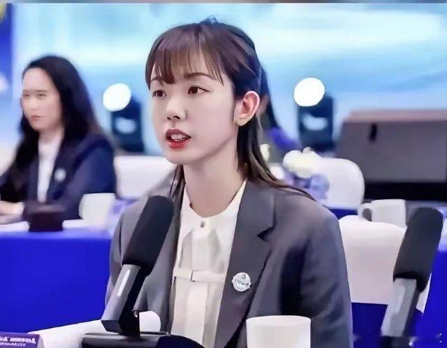 28岁的林晓晴当董事长快一年了，她一年的年薪是95.27万，一个月工资将近8万元