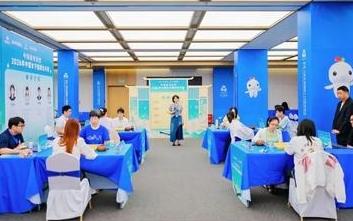 名手赛~小魔女首夺冠军


第4届深圳中国女子围棋名手赛9月19日的决赛中，吴依