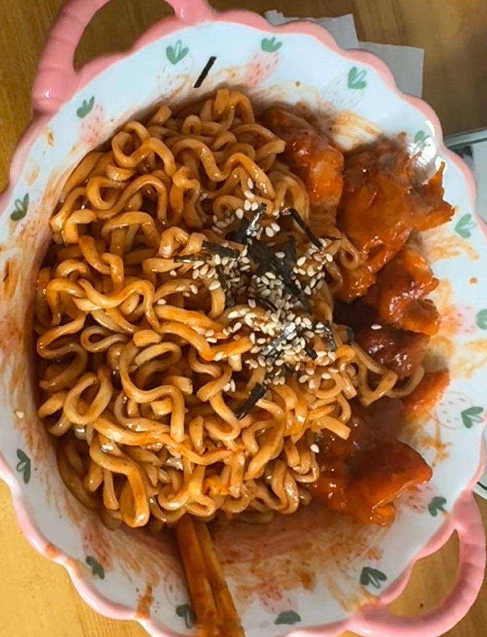 网红称吃火鸡面烧穿胃索赔7700万最近刚吃[可怜]火鸡面的辣真的是一种辣椒还是科
