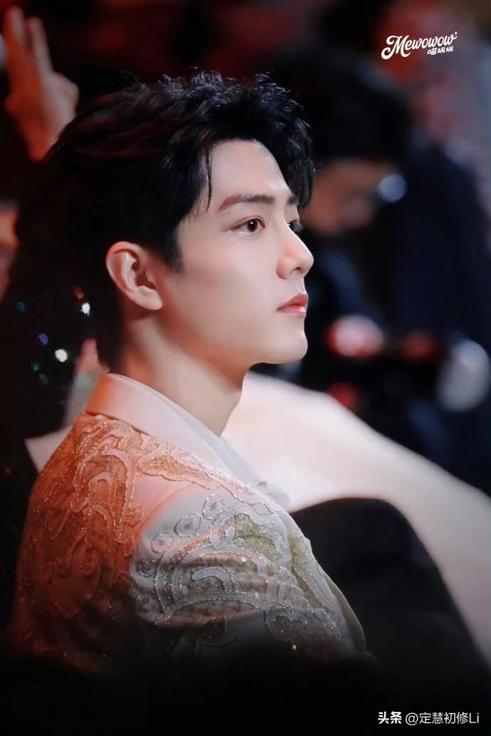 昨天愚人节站姐团建，其他明星站姐发的最多的就是肖战的视频和图片，光热搜都上了好多