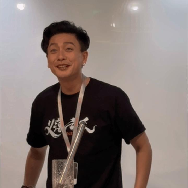#黄宗泽夹子音请假#黄宗泽的夹子音请假太有趣了，一蹦一跳的模样简直是职场喜剧的精