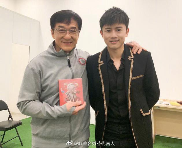 成龙求张杰以后别唱他的歌这个标题有够吓人人成龙大哥拐着弯子夸张杰呢～ 