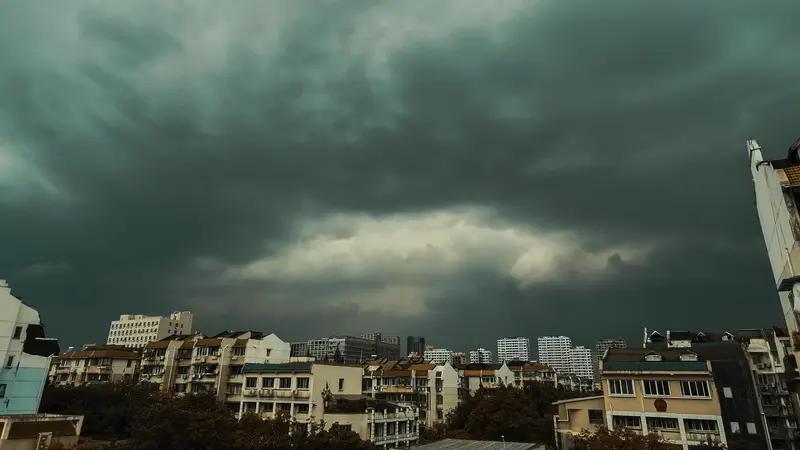 低谷期就像一场暴风雨，看似黑暗又漫长，但别怕。每个人都会经历艰难时刻，生活、工作