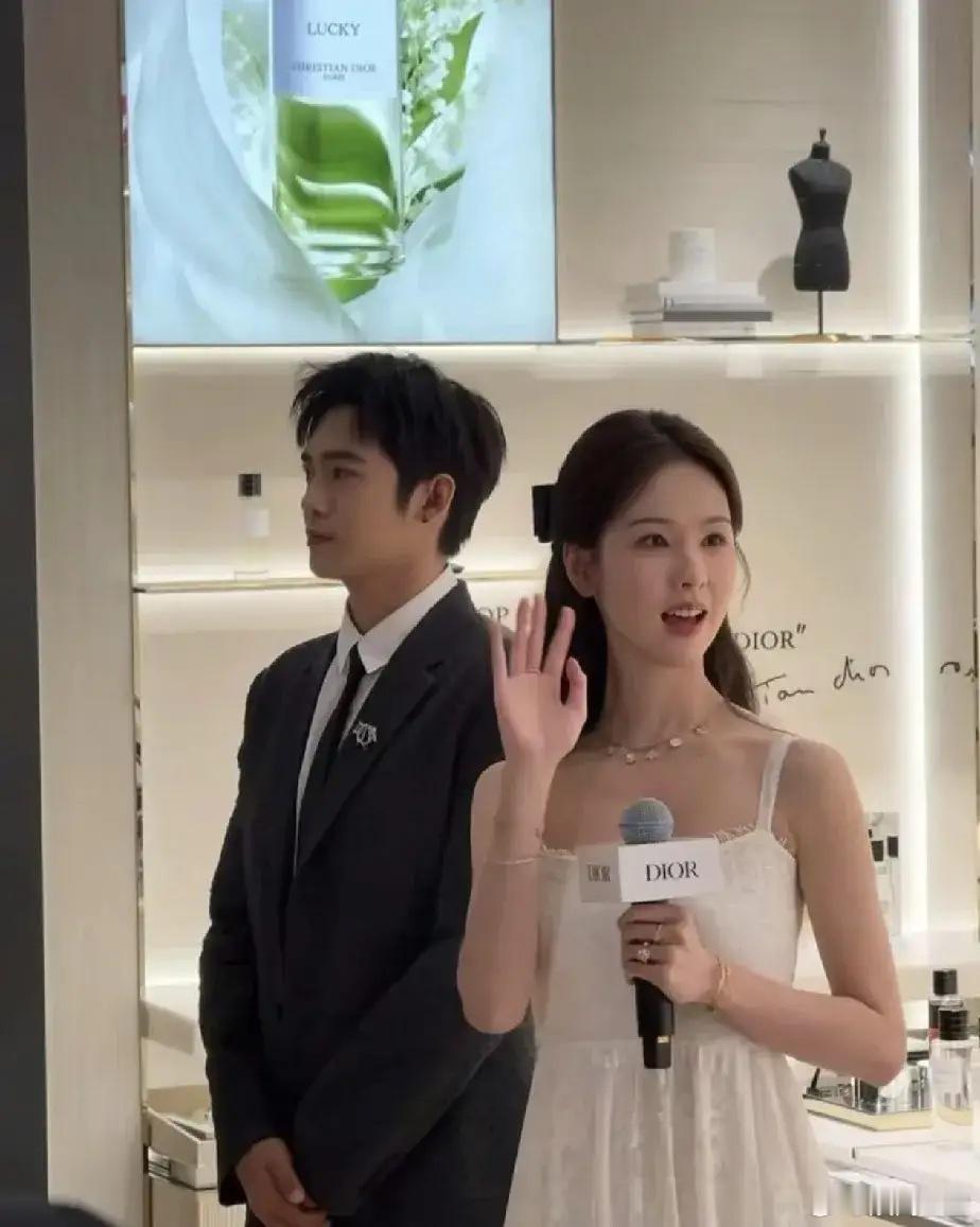 于适和陈都灵[爱慕]简直就是童话故事里走出的王子公主！昨天某品牌活动现场，于适和