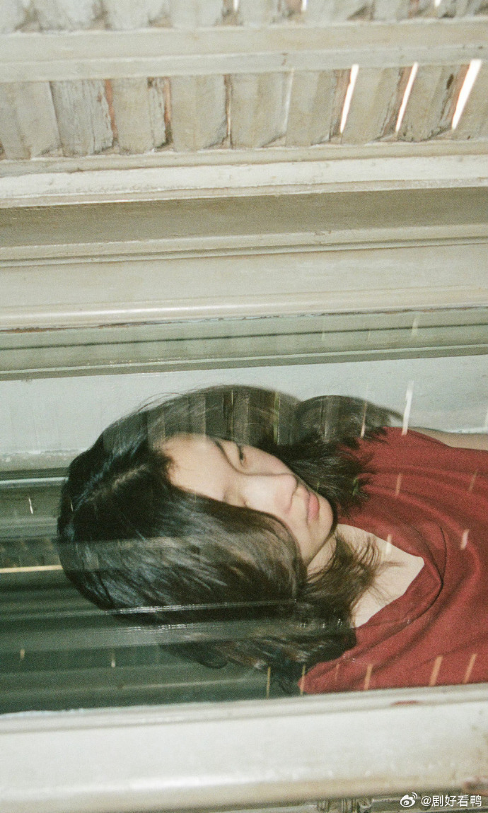 周冬雨素颜录节目周五晚高疯 素颜也挡不住的灵气✨！周冬雨在节目里清爽自然，皮肤好