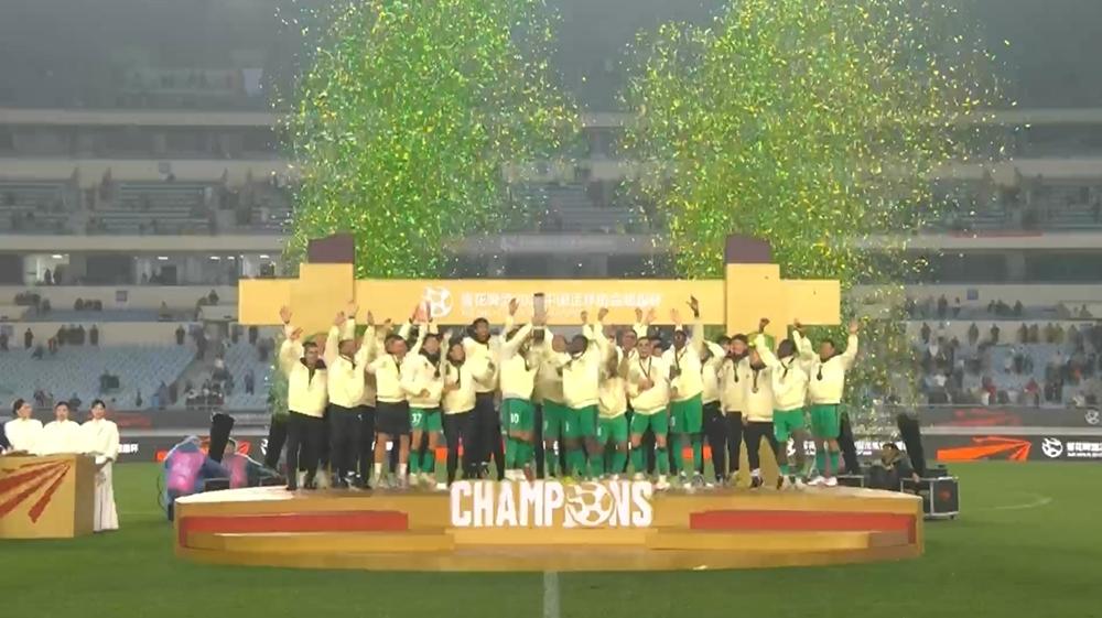 北京国安三夺桂冠，上海海港拱手让出。
 超级杯北京国安以2-0的比分完胜上海海港