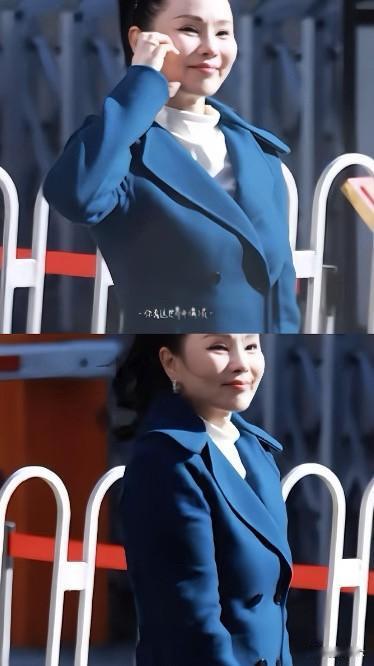 57岁伊能静扎着高马尾参加春晚联排，生图一出评论区直接“吵翻天”。
这边粉丝狂赞