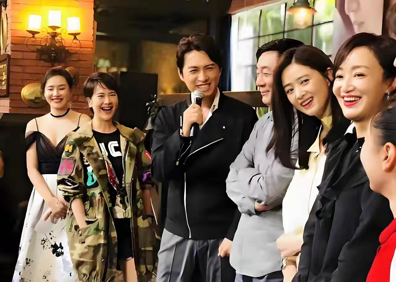 6星同框：我一眼就认出了丰神俊逸的靳东，穿着迷彩衣的左小青，喜容绽放的蒋欣，当然