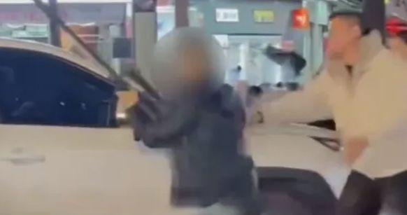 离谱！湖北男子斑马线上持“枪”拦车，警方实锤：玩具枪，但拘留没跑！
 （个人观点