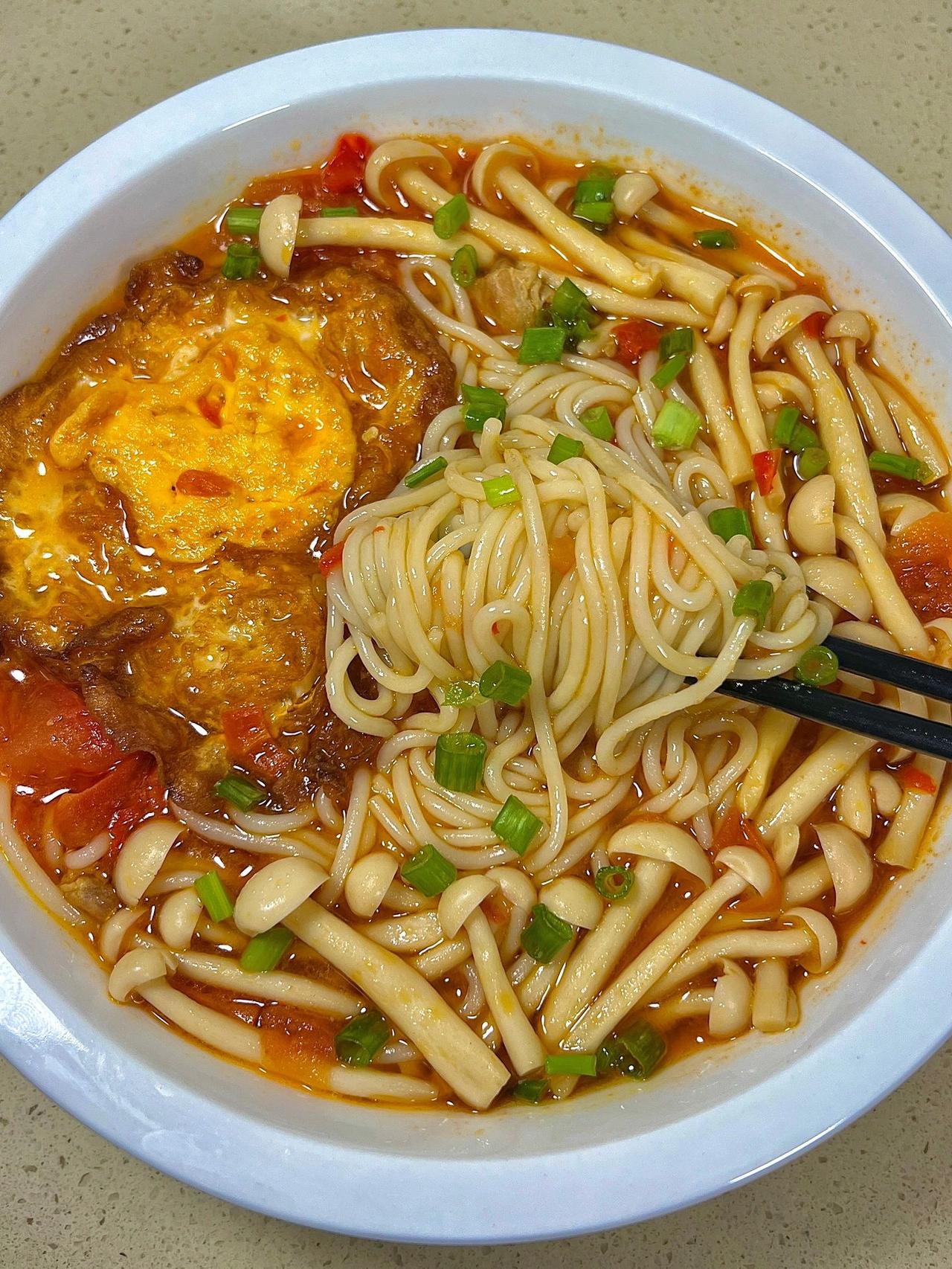 奶奶教我做的米粉巨巨巨好吃！

这碗茄汁鸡蛋菌菇米粉一定要来分享给大家！太鲜美了