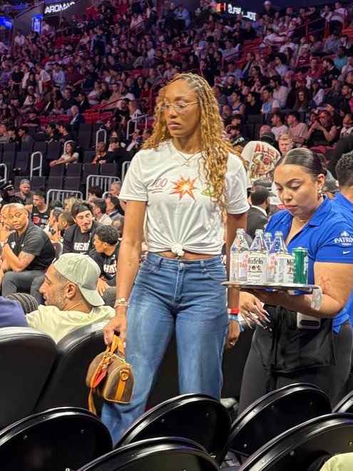 阿贾·威尔逊今天穿的这件T恤也太飒了！张伯伦 💯（百分神迹）阿德巴约 💥（炸