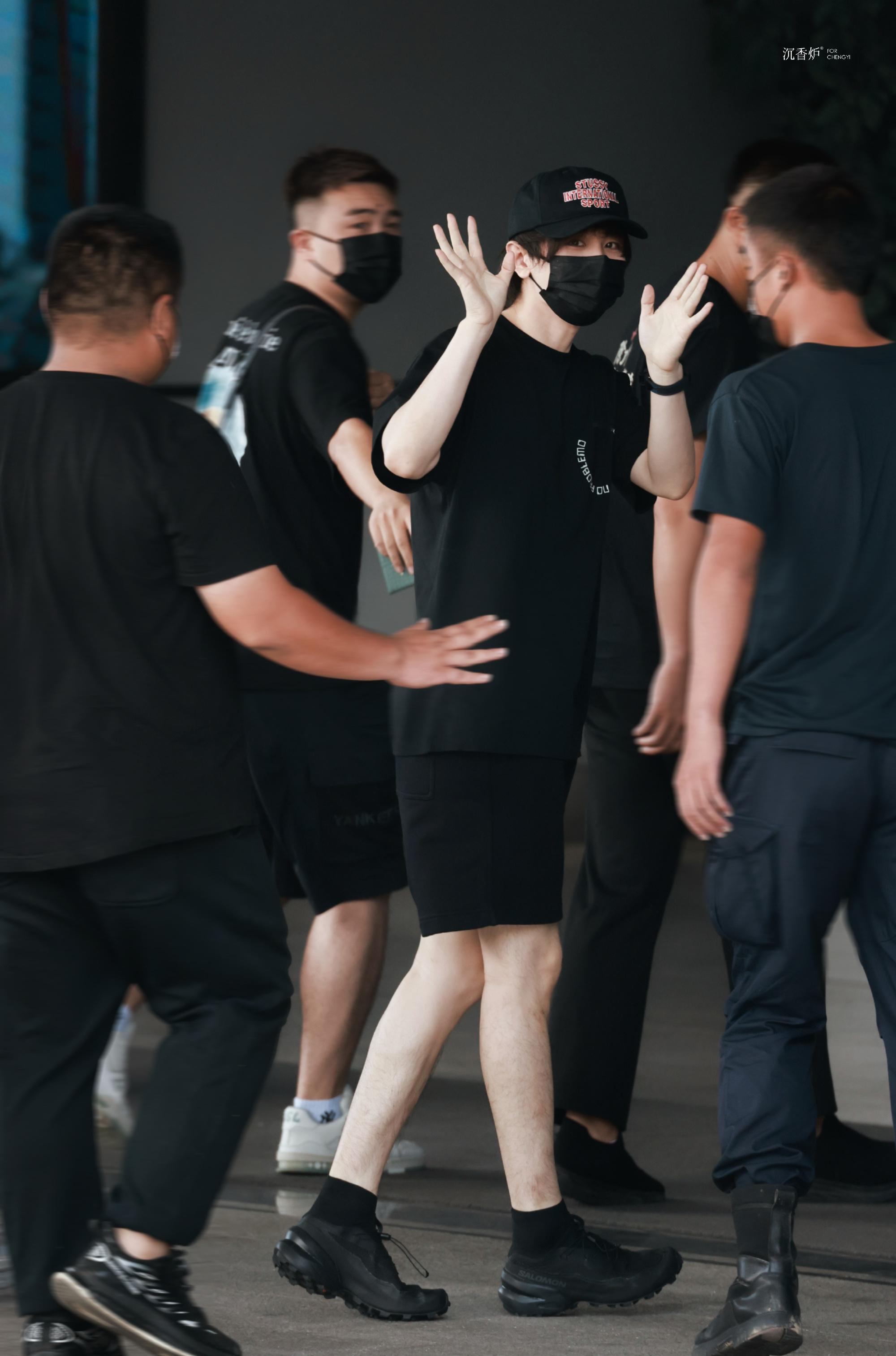 成毅好久不见！这个挥手致意好暖心很帅气！ ​​​