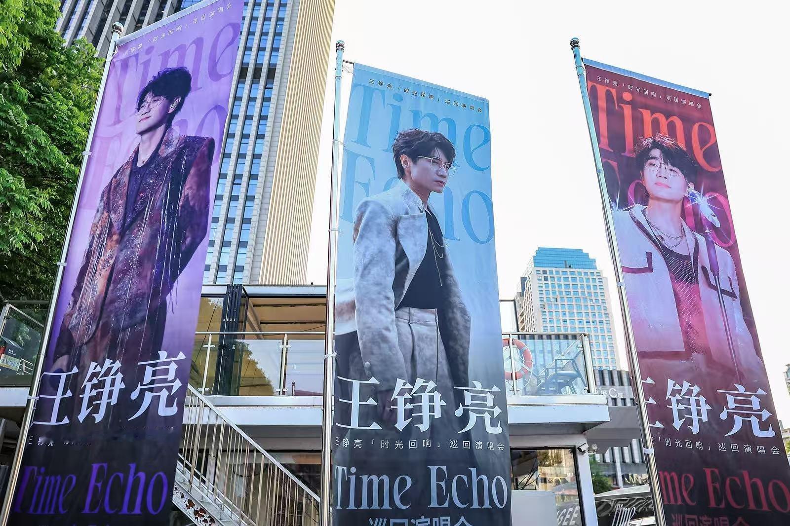 王铮亮巡演内娱首个痛船王铮亮内娱首个运河上应援 别人陆地应援，王铮亮直接水陆联动
