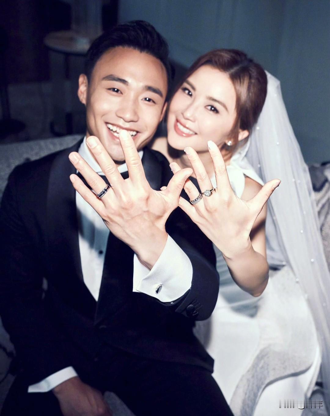 4月28日中午，蔡卓妍（阿Sa）正式官宣与圈外男友林俊贤结婚，晒出的婚纱照和钻戒