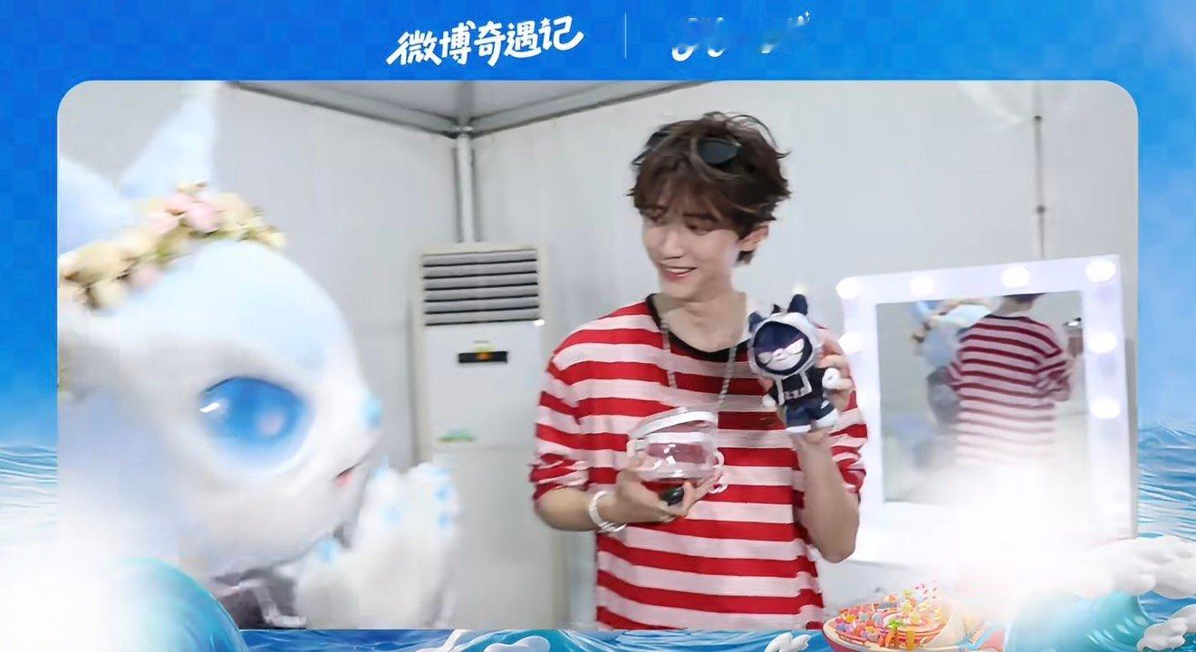 周翊然背包上挂的什么 怎样才能获得周翊然同款喵娲娲挂件玩偶！好想要可爱的喵~~ 