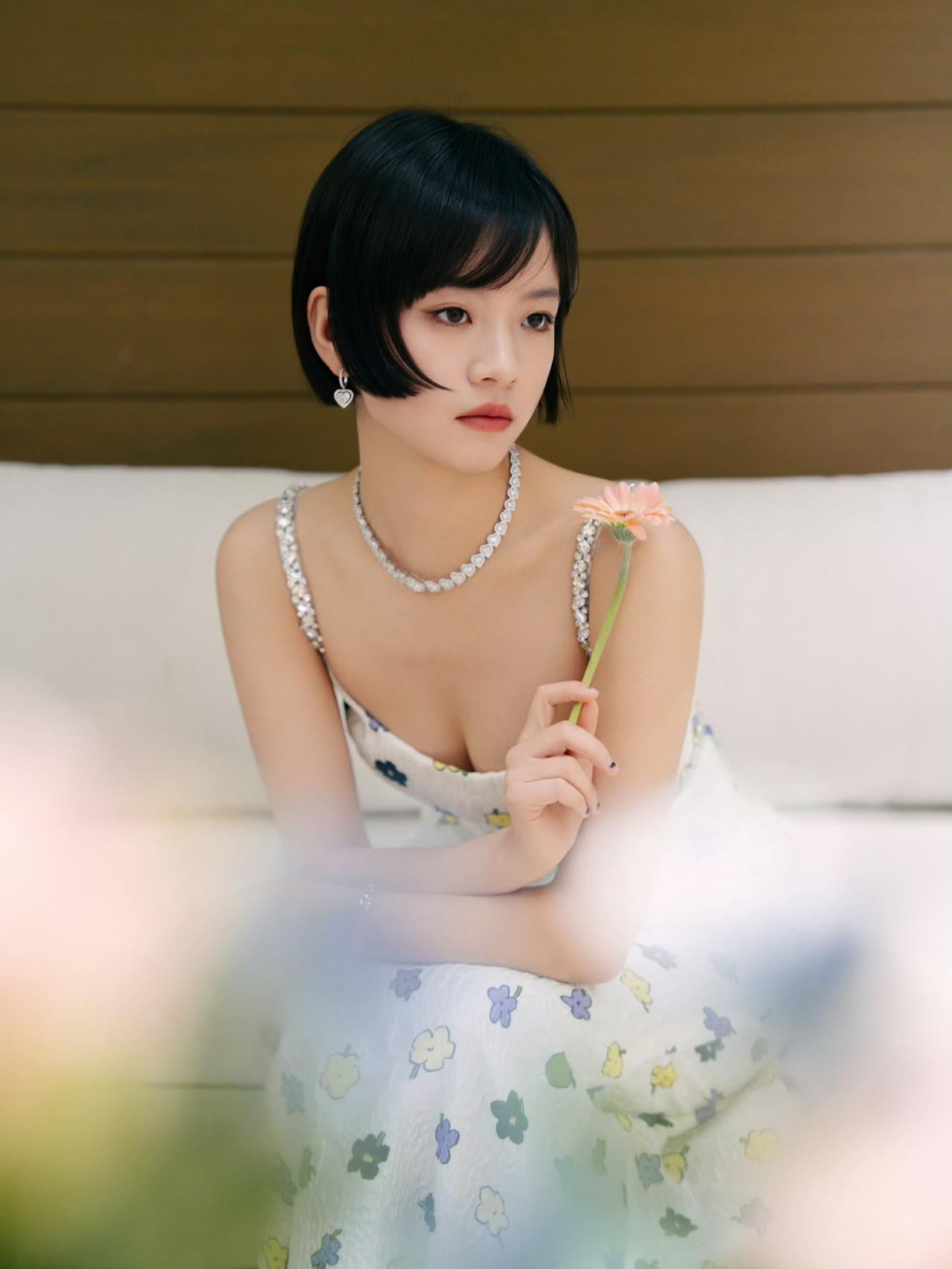 李庚希怎么穿搭会让人比较显温柔