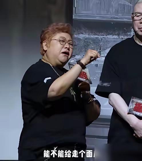 曾经韩红凭借《青藏高原》等经典歌曲，在歌坛站稳脚跟，后来又投身公益二十多年，“韩