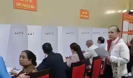 现在的越南可以称得上是“三姓家奴”了，他们是左右逢源，既想跟中国好，也想跟日本好