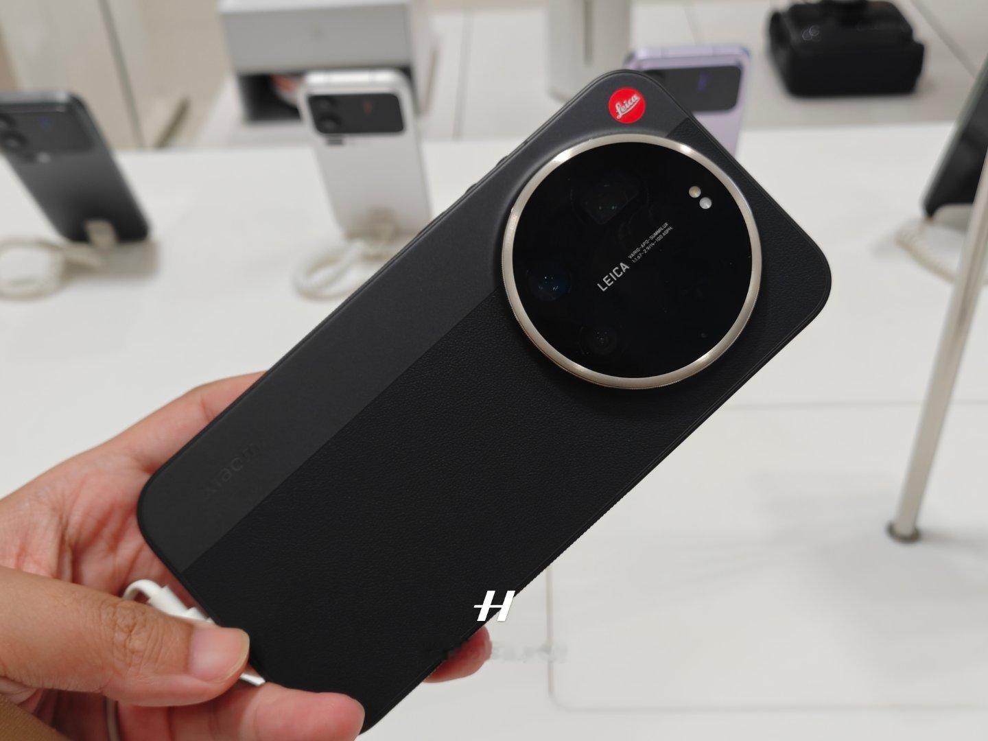 来摸徕卡了，背面的质感特别好，如果要买，我肯定选黑色，比较经典。另外，这个变焦环