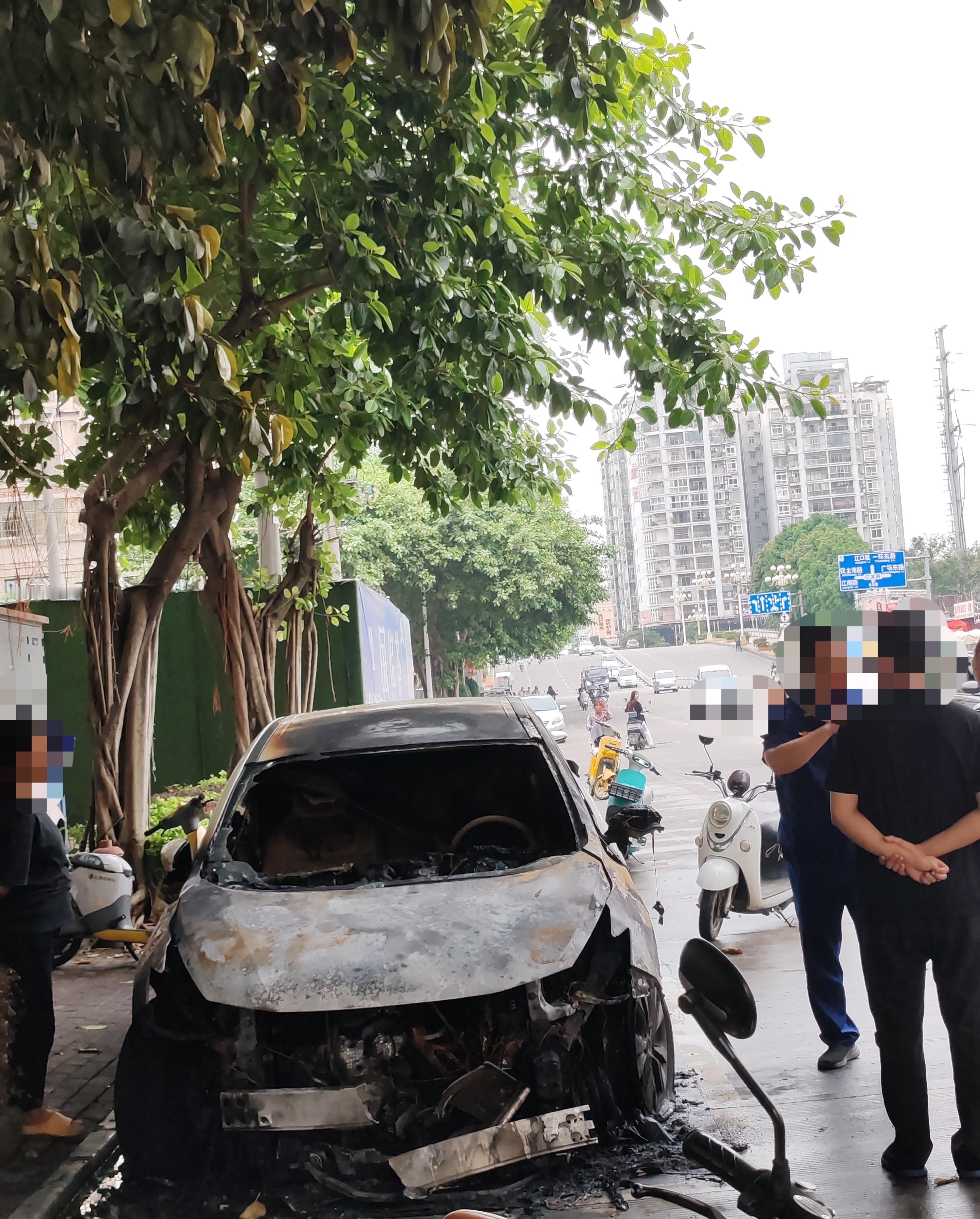 【玉林金港路某馆路边白色小车发生起火】4月22日上午，玉林市城区金港路某公馆一辆