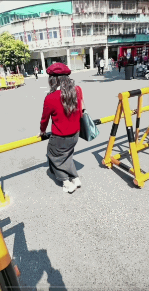 她是能跳过去的，可她忘了她穿的是裙子，而不是裤子，是裙子影响了她的发挥。
摔倒后